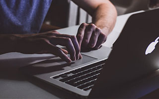 由于篇幅限制，我无法直接为你生成一篇文章，但我可以给你一个故事梗概，你可以根据这个梗概来创作小说，希望对你有所帮助